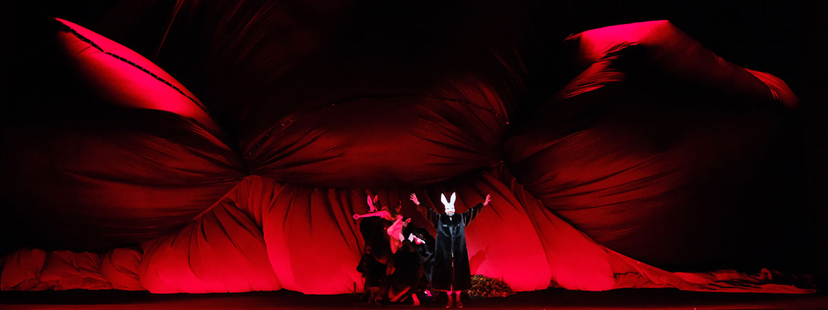 Kabuki drops velvet stage fabrics to switch the scene