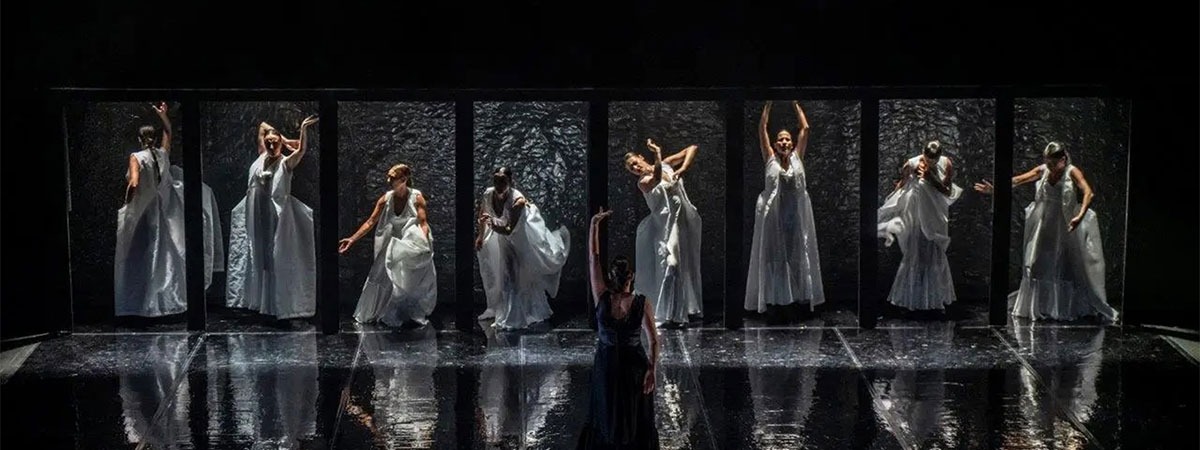 Metallic moulding cloth backdrop for Flamenco performance