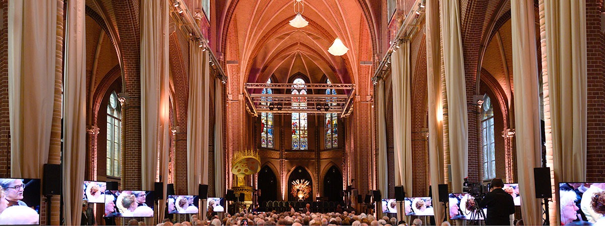 Acoustic wool improves the acoustics and turns this former church into a pleasant ceremony hall