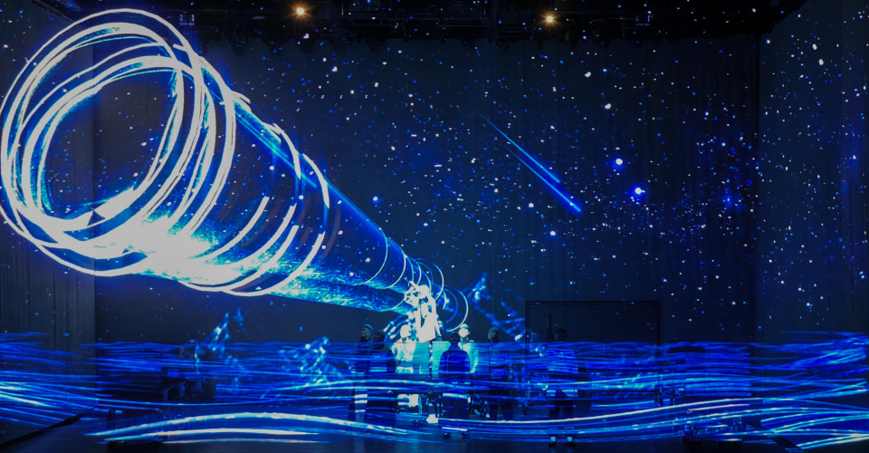 Motorised roll-up systems and projection gauzes - surprising hologram effects