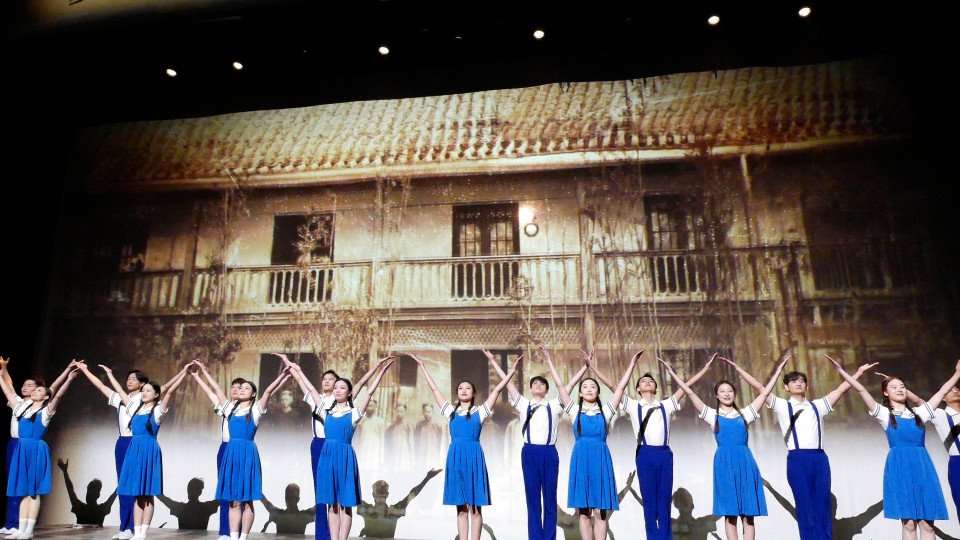 Immersive projection on invisible stage netting